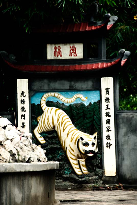 peace-piece-tom-abraham-tiger near Pen Tower | con cọp ở Chùa bút tháp