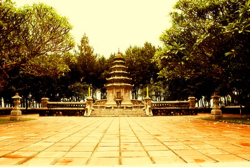 peace-piece-tom-abraham-Thien Mu Pagoda III | chùa Thiên Mụ III