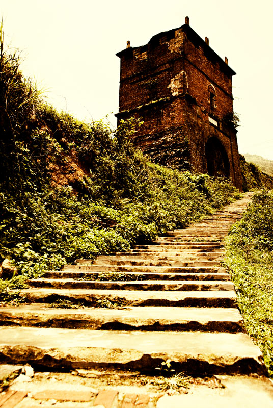 peace-piece-tom-abraham-american bunker at Hai Van Pass | lô cốt Mỹ tại đèo Hải Vân