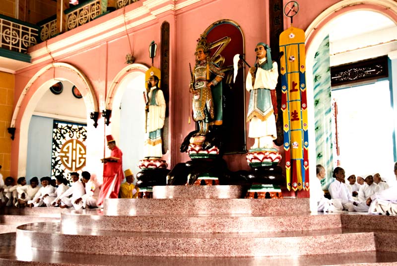 peace-piece-tom-abraham-seance at Tay Ninh Holy See VI | làm lễ ở tòa thánh Cao Đai ở Tây Ninh VI